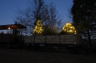 Die beleuchteten Weihnachtsbäume auf dem R 302 kommen gut zur Geltung [7. Dezember 2013]