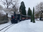Ausfahrt aus dem verschneiten Bahnhof Baumschulsee [10. Dezember 2021]