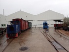 Die beiden blauen LKM-Dieselloks warten auf die nächste Arbeit [1. April 2023]