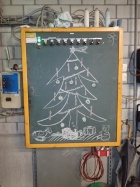 Die Zeichnung am Elektroschaltkasten wurde um die obligate Dampflok ergänzt [20. Dezember 2014]