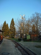 Das frisch restaurierte Rangiersignal im Bahnhof Baumschulsee