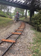 Das Spurmass der Kurve unter der kleinen Brücke wird angepasst [26. April 2018]