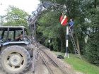 Mit dem Krantraktor wird die grosse Scheibe wieder auf den Mast gehoben [23. August 2014]