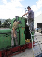 Zu zweit wird die alte Farbe abgeschabt [20. September 2014]