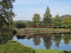 Der Zug spiegelt sich im Baumschulsee [28. September 2014]