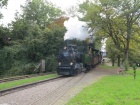 Die Molly fährt von der kleinen Brücke in den Bahnhof Baumschulsee ein [11. Oktober 2014]