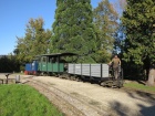 Die beiden Wagen werden an das andere Ende vom Bahnhof geschoben [18. Oktober 2014]