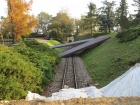 Ein Teil der Spundwände ist im Einschnitt der Bahnstrecke gelagert [28. Oktober 2014]