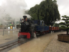 Im Regen wartet der Zug auf Fahrgäste [30. August 2020]