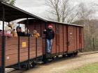 Der Kondukteur hat von seinem Platz auf dem Fakultativwagen eine gute Aussicht [27. November 2021]