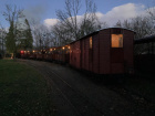 Der beleuchtete Zug wartet im Bahnhof Baumschulsee auf die Weiterfahrt [27. November 2021]