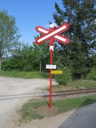 Das aufgefrischte Andreaskreuz sichert wieder den Bahnübergang [24. April 2014]