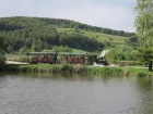 Die Emma fährt mit ihren beiden Wagen entlang vom Ufer des Baumschulsees [10. Mai 2014]