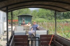 Blick zurück auf den Zug und die auf den Brigadewagen verladene Badewanne [3. August 2013]