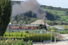 Blick auf den durch die Produktionsflächen der Zulauf AG fahrenden Dampfzug [21. September 2013]