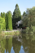 Die aus dem Bahnhof Baumschulsee ausfahrende Molly spiegelt sich im See [21. September 2013]