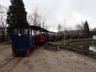 Im Bahnhof Baumschulsee stehen sieben braune Wagen aufgereiht [24. Januar 2015]