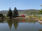 Der Zug und die Landschaft spiegeln sich im Baumschulsee [20. April 2019]