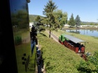 Die beiden Züge fahren parallel zueinander in Richtung Bahnhof Baumschulsee [30. April 2017]