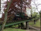 Über die kleine Brücke fährt der Güterzug zurück in den Bahnhof Baumschulsee [2. Mai 2015]