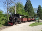 Die Pinus verlässt mit ihrem Zug den Bahnhof Baumschulsee [10. Mai 2015]