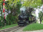 Die Molly fährt von der kleinen Brücke her in den Bahnhof Baumschulsee ein [19. Mai 2018]