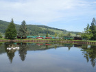 Der Fotogüterzug spiegelt sich im Baumschulsee [3. Juli 2021]