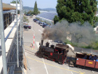 Dank dem Ausschnitt im Gerüst kann der Zug die Baustelle passieren [14. August 2021]