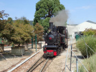 Die Pinus verlässt den Depotvorplatz um die Wagen zu holen [21. August 2021]