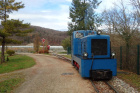 Die beiden grossen Dieselloks fahren hintereinander in den Bahnhof Baumschulsee ein [1. Dezember 2021]