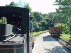 Die Sequoia fährt im Bahnhof Baumschulsee an einem abgestellten Wagen vorbei