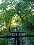 Blick vom letzten Wagen zurück auf die Bachstrecke